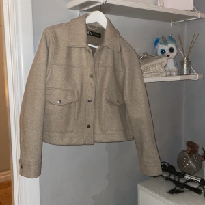 Kappa  - Biege vår kappa, använder ej, använd fåtal gången i super fint skick.