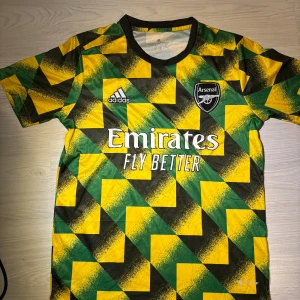 Arsenal  - Hej säljer denna tröja och passar inte i den längre. Haft på mig  tröjan ett fåtal gånger max 2gånger.Tröjan är lite baggy därför så passar den i storlek M, men står S i tröjan. Priset går att förhandla( inga byten).    Perfekt för sommaren. 