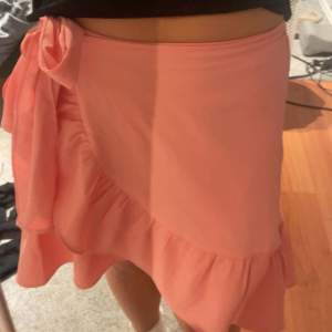 Super fin rosa omlott kjol från vero moda som jag tyvär inte kommer till användning då den är för stor, de är storlek M men skulle nog säga att ddn även kan passa en L
