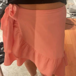 Kjol - Super fin rosa omlott kjol från vero moda som jag tyvär inte kommer till användning då den är för stor, de är storlek M men skulle nog säga att ddn även kan passa en L