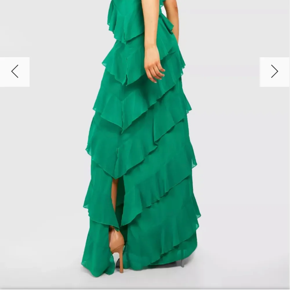 Säljer denna super fina gröna volangklänning🩷alla lappar kvar och helt oanvänd🥰. Klänningar.