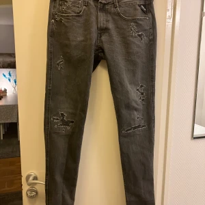Replay jeans - Säljer dessa snygga replay jeans. Storleken är 29 och längd 31. Skicket är grymt bra. Nypris ligger runt 1600 mitt pris 499. Om ni undrar något är det bara att hojta till. 