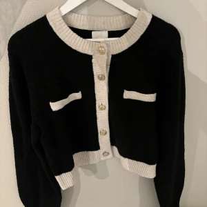 Stickad kofta  - Superfin stickad kofta från HM. Storlek L men passar mindre. Skriv för fler frågor 💕