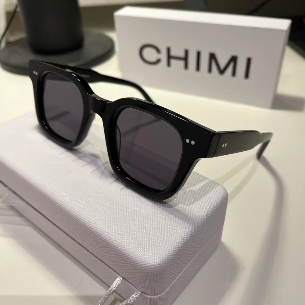 Säljer helt nya oanvända Chimi svarta solglasögon modell 04. Kompletta originalförpackning. Säljer pga dubbelköp.. Accessoarer.