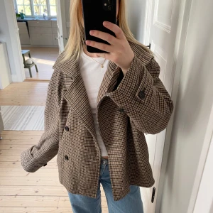 Arket kappa - Säljer min populära Arket kappa som är perfekt till våren🙌🏻 Nypris 1 790, mitt pris 1 000 men kan diskutera priset