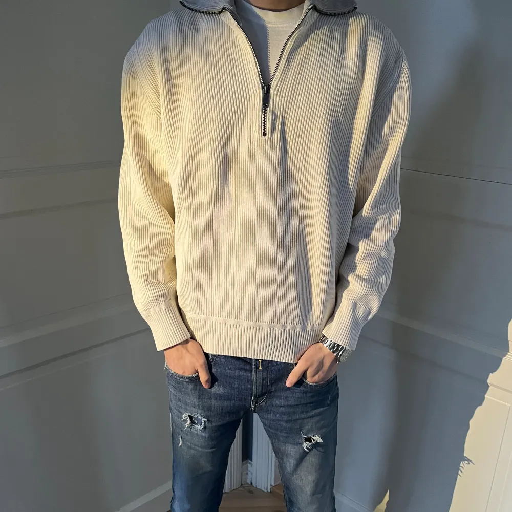 Snygg halvzip från COS. Skick 8/10. Jag är 177 cm lång. Hör gärna av er vid fler frågor. . Hoodies.