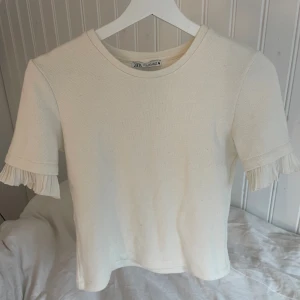 Tröja - Säljer min fina stickade tröja ifrån zara!! har många liknande så denna kommer inte till användning, endast använd 2 gånger!!💕💕