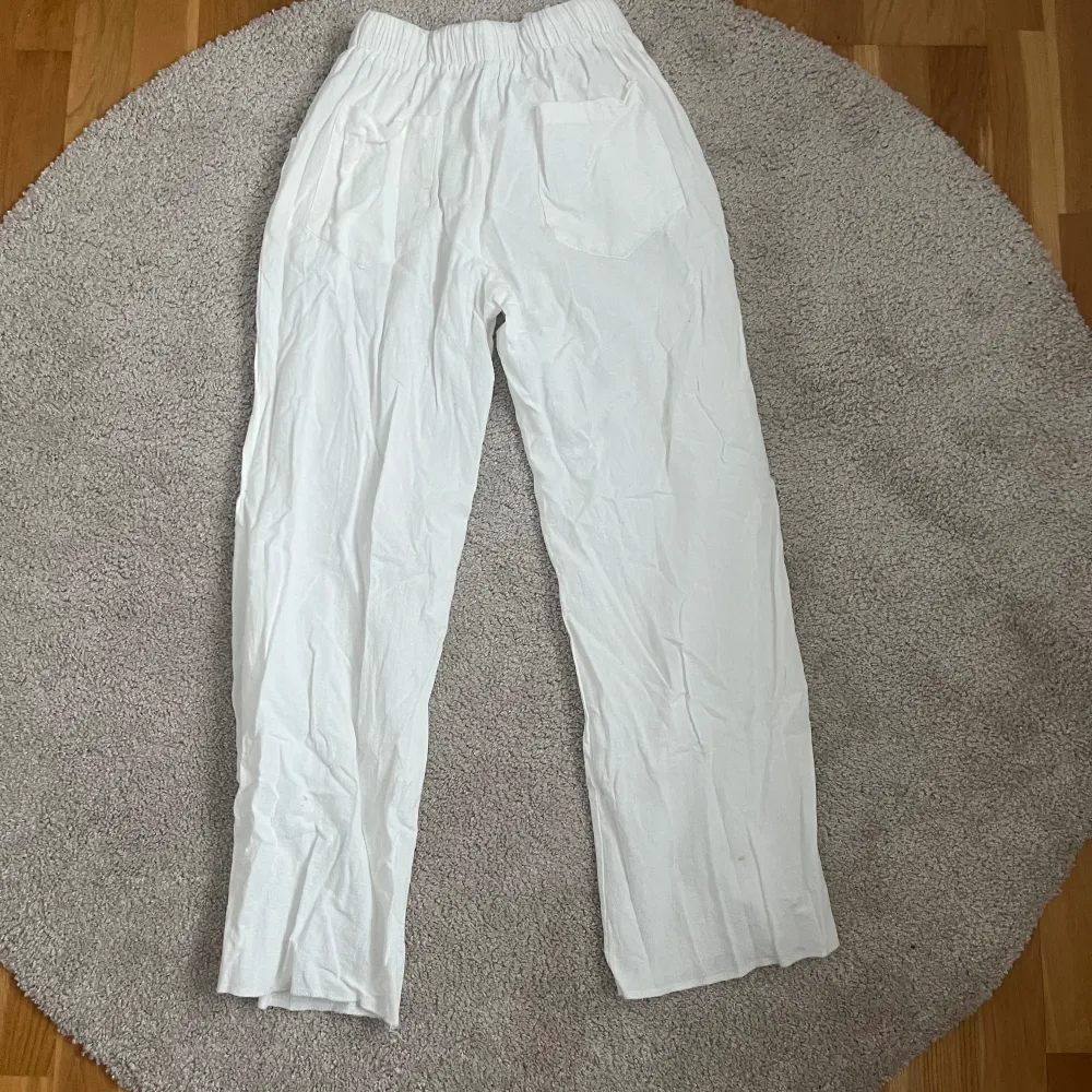 Hej! Säljer denna vita linnebyxor då dom är för korta. Jag är ungefär 1,65. Super fina men har några små fläckar. Skriv till mig för mer bilder💕. Jeans & Byxor.