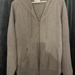 Kashmirtröja davida - Säljer nu min trendiga kashmirtröja från Davida. Skicket är väldigt bra förutom att den har fått ett hål i sig vid vänstra fickan. Syns inte mycket men har sytt igen det bara för att det inte ska bli större. Hör bara av dig vid några funderingar!