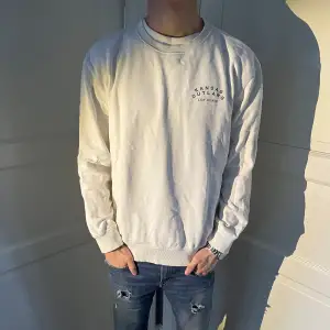 Riktigt snygg Crewneck från Lee. Skick 8/10. Jag är 177 cm. Hör gärna av er vid frågor. 