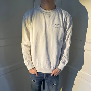 Lee Crewneck - Riktigt snygg Crewneck från Lee. Skick 8/10. Jag är 177 cm. Hör gärna av er vid frågor. 
