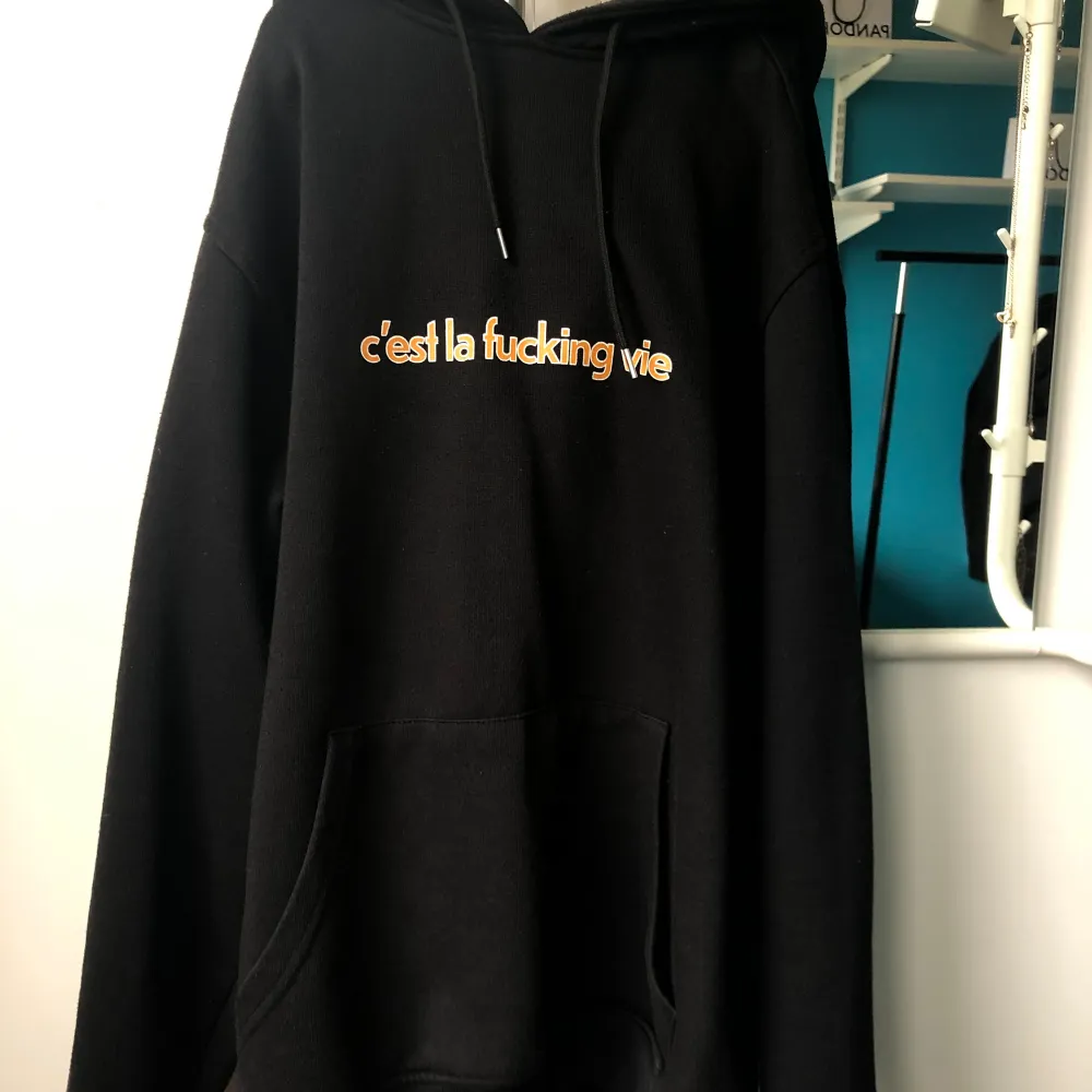 Säljer denna snygga hoodie då den inte används. Använd fåtal gånger och är i väldigt bra skick. Köpt på Carlings för några år sen!. Hoodies.