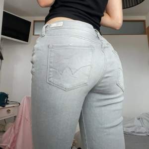 RENSAR SÅ SÄLJER MASSA AS BILLIGT😍‼️ Gråa jeans med slit där nere. Lika de från ltb💗skulle uppskatta storleken till M o att de passar någon som är ca 160 då de är för stora för mig! 