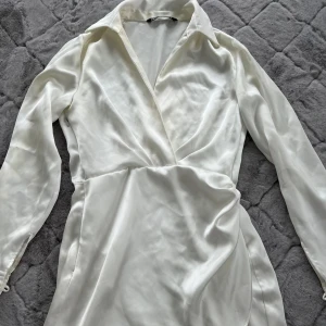 Klänning - Säljer denna populära klänningen ifrån zara, använd något tillfälle. 