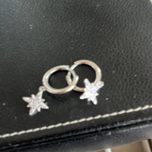 Ioaku örhängen  - Säljer mina jätte fina Ioaku örhängen med snöflingor på. Säljer för att jag inte har silver smycken så mycket. De är aldrig använda ändrat testade.