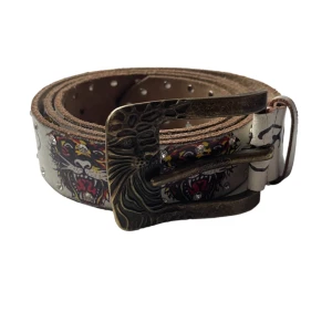 ed hardy bälte - ed hardy bälte längden är 115 cm det är bra kvalité förutom att det har blivit ett sträck där har har haft bältet 