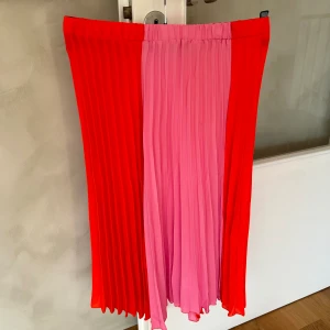 Plisserad kjol - Oanvänd kjol. 100 % polyester.