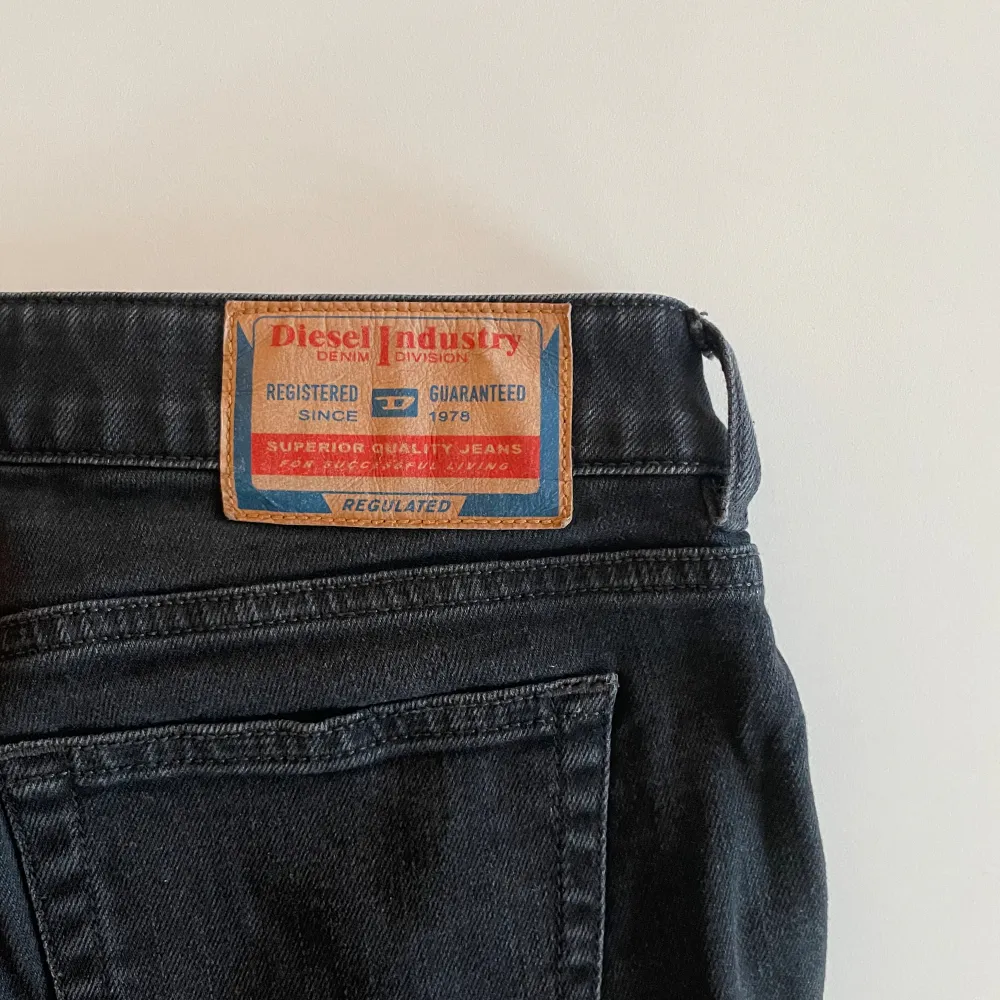 Diesel jeans i modellen 1969 D-EBBEY Jeans Bootcut, lågmidjade! Fint skick Storlek w 23 L 32 Knappt använda och säljer för 750 (nypris 1995kr) Vid snabb affär kan jag tänka mig gå ner i pris. Jeans & Byxor.
