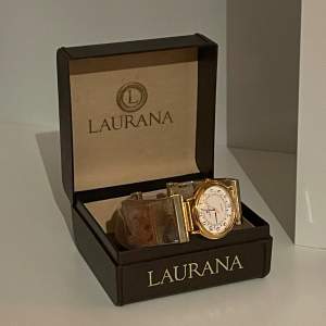 Säljer nu denna Laurana klocka då den tyvärr inte passar mig. Den är ca 15,5 cm i omkrets. Skriv gärna för mer information!😊
