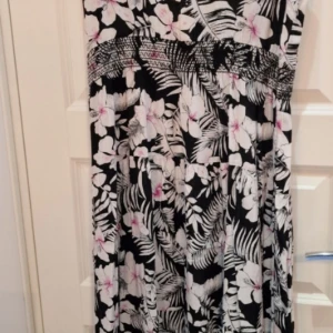 Helt ny klänning  - Helt ny och oanvänd klänning strl m/l