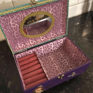 Bratz smyckeskrin  - Säljer detta super häftiga smyckeskrin i fint men använt skick. Perfekt förvaring ❤️