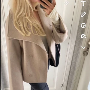 Kappa - Ljus beige kappa fin till våren, det har lostnat en knapp från kappan längst ner, och den är lite nopprig, pris kan diskuteras 