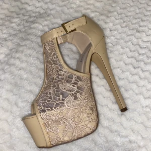 Tulipano klackskor  - Säljer nu mina fina klackar från märket Tulipano, använda men fortfarande i gott skick! 