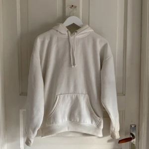 Vit hoodie🤍 - En super skön hoodie från bik bok, kommer tyvärr inte till användning längre. Storlek S🤍Prisi går alltid att diskutera