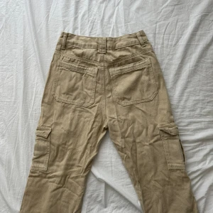cargobyxor - skulle säga XS? midjemåttet är 30cm & innerbennet är 71cm. lappen är borta så det finns inget märke. använd ett fåtal gånger men i mycket bra skick. pris går att diskuteras. 