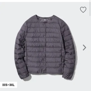 uniqlo jacka - säljer denna as snygga vår jackan, knappt använd💕