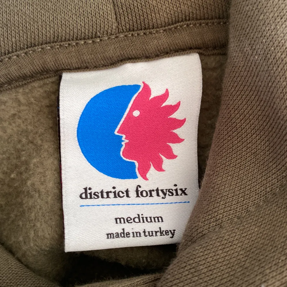 Säljer min district fortysix hoodie pga att den är för stor för mig. Tröjan är väldigt skön och baggy. Kontakta för mer information eller bilder.. Hoodies.