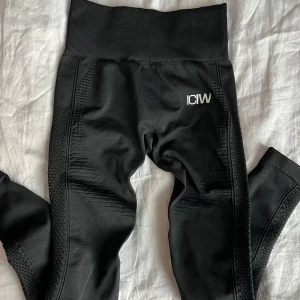 Träningstights I can I Will  - Träningstights från Iciw i svart. Aldrig använda. Vet dessvärre inte vad det är för modell. Nät-tyg längre ner på vaderna. Storlek S. 