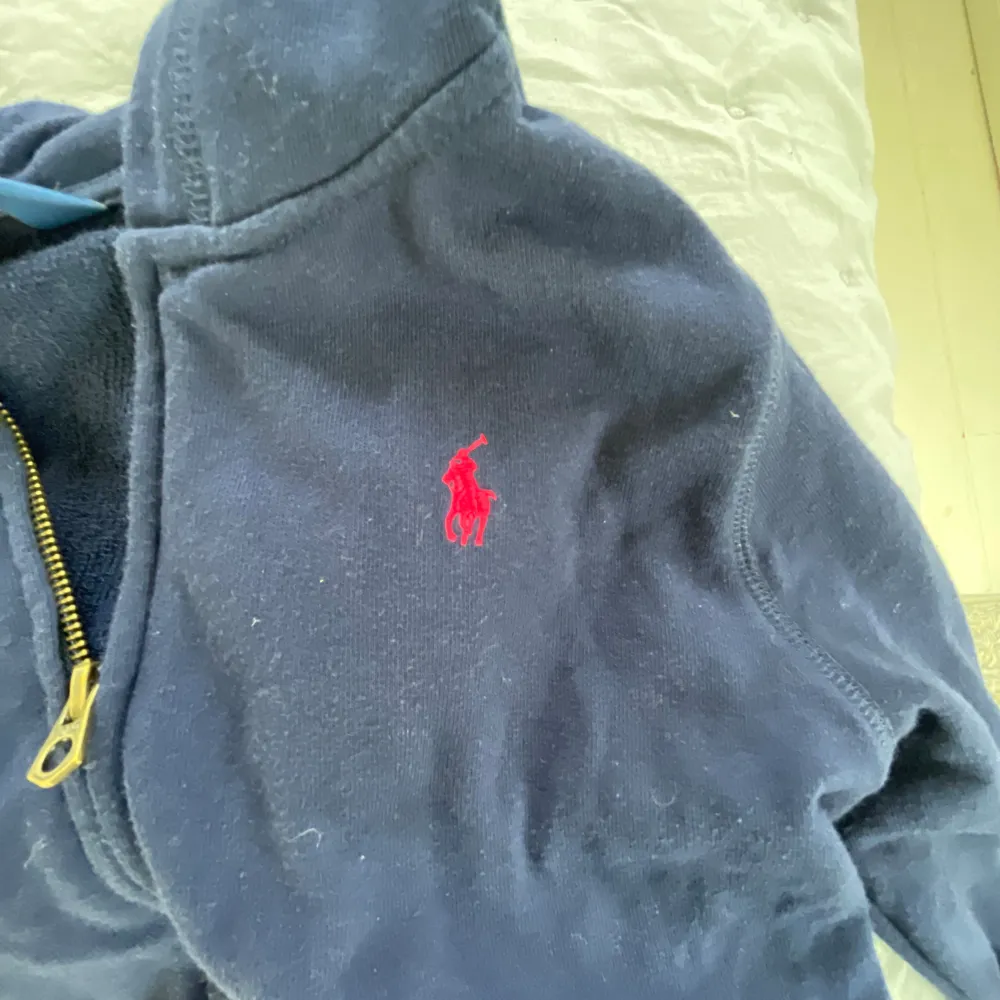 Jag säljer denna Polo Ralph Lauren hoodien med dragkedja då den är för liten. Den är i barnstolek, 12/14 år, vilket står på lappen. Jag skulle säga att även kan passa till XXS-XS. Kontakta gärna vid intresse innan du trycker på köp nu. Begagnat skick. Hoodies.