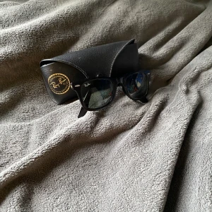 Ray ban wayfarer - Säljer pågrund av att den är för små för mig.  Ett märke på sidan sitter lite löst och några repor på insidan av en båge annars bra skick