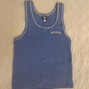 Blått linne - Blått, oanvänt ribbat linne från Urban Outfitters. Jättestretchigt & skönt material<3