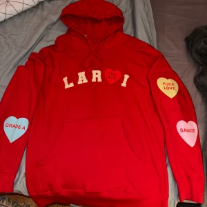 The Kid Laroi hoodie - Limited edition alla hjärtans dag TKL hoodie som inte längre säljs. Säljer eftersom jag inte använder den längre. Pris kan diskuteras! ❤️