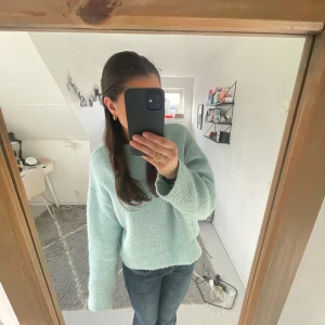 Stickad tröja från Zara - Jag säljer min turkosa stickade tröja i storlek S från Zara då den inte kommer till användning. Den är i bra skick. Kontakta gärna innan du trycker på köp nu. Pris kan diskuteras. 💞nypris: ca 300kr