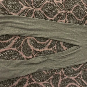 Gråa lager157 byxor (bootcut) - Byxorna är bra i längden men små för storleken. Föredrar att om man har en storlek större. Säljer pga att dem är små och drf kmr aldirg till användning. Ny pris är på 150kr. Kan diskuteras pris senare👍🏼