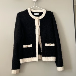 Kofta - Säljer min jätte fina kofta från Lindex, använd fåtal gånger. I storlek M men passar mig som har storlek xs/s. GE PRISFÖRSLAG