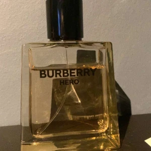 Burberry hero edt - Det är en fräsch parfym som håller ca 8 timmar. Funkar till vart man än ska
