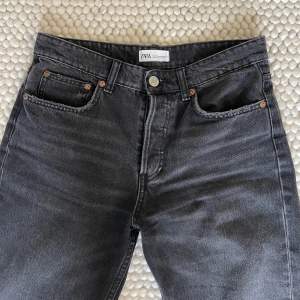Säöjer mina low wasited raka jeans från Zara. De är i super bra skick trots anvönda några gånger. Midjemått:40 cm Innerbenslängd: 79 cm