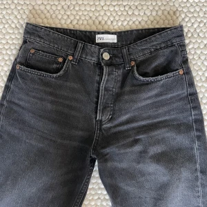 Zara low waist staight jeans - Säöjer mina low wasited raka jeans från Zara. De är i super bra skick trots anvönda några gånger. Midjemått:40 cm Innerbenslängd: 79 cm