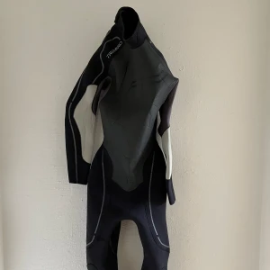 WETSUIT M  - nyskick wetsuit. använd den här några gånger. pris kan diskuteras :)