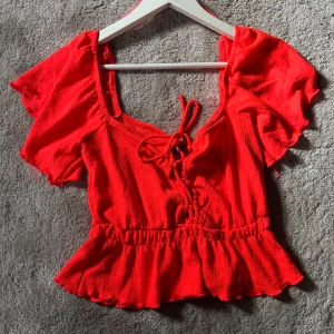 Orange top  - Orange topp med knytning i fram. Aldrig använd endast testad. 