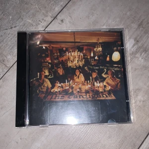 cardigans cd - the cardigans cd köpt second hand! (säljer fler cds) Skivan har inga synliga defekter:)💕 Skriv i dm om du har några frågor!