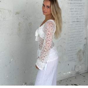 ”Maddy blouse lace” från designbysi i storlek M/L (mer som S). Aldrig använd och perfekt till sommaren🩷 Nypris 450kr