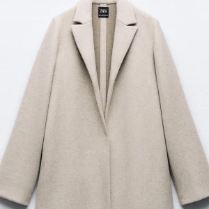 Zara kappa  - Hej! Jag säljer min fina kappa för 400kr. Den är i storlek S i super bra sick❣️