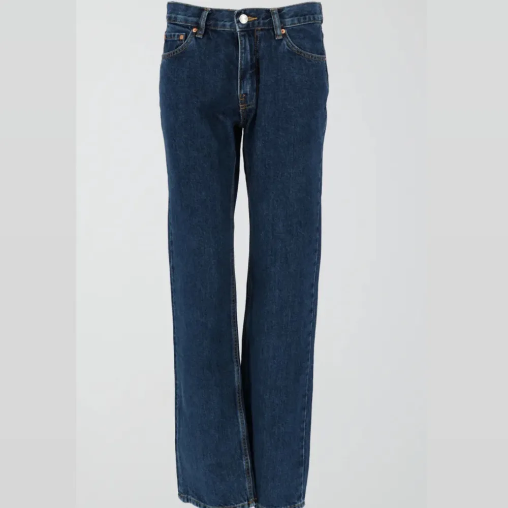 Typ helt nya straight jeans från Gina tricot 💕Använda någon enstaka gång och köpt för cirka 2 veckor sedan 👍🏻 Nypris 500 mitt pris 265 🥰. Jeans & Byxor.