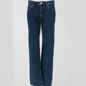 Typ helt nya straight jeans från Gina tricot 💕Använda någon enstaka gång och köpt för cirka 2 veckor sedan 👍🏻 Nypris 500 mitt pris 265 🥰