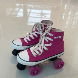 CHUCK CLASSIC ROLLER deep pink - Roces -  Kostade 120$ säljer för 740kr ( ca 70$) kund betalar frakt Använts enstaka gånger utomhus, Lite smutsiga på hjulen och även lite på snörena. Ringarna där smörerna träds igenom är lite trasiga men inget som påverkar användningen.